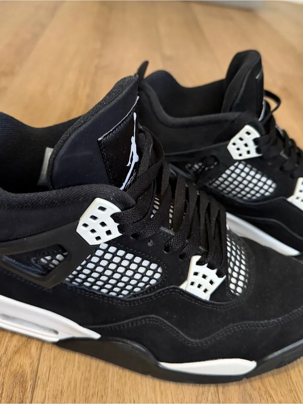 Men’s Jordan 4 Retro “White Thunder” Sneakers